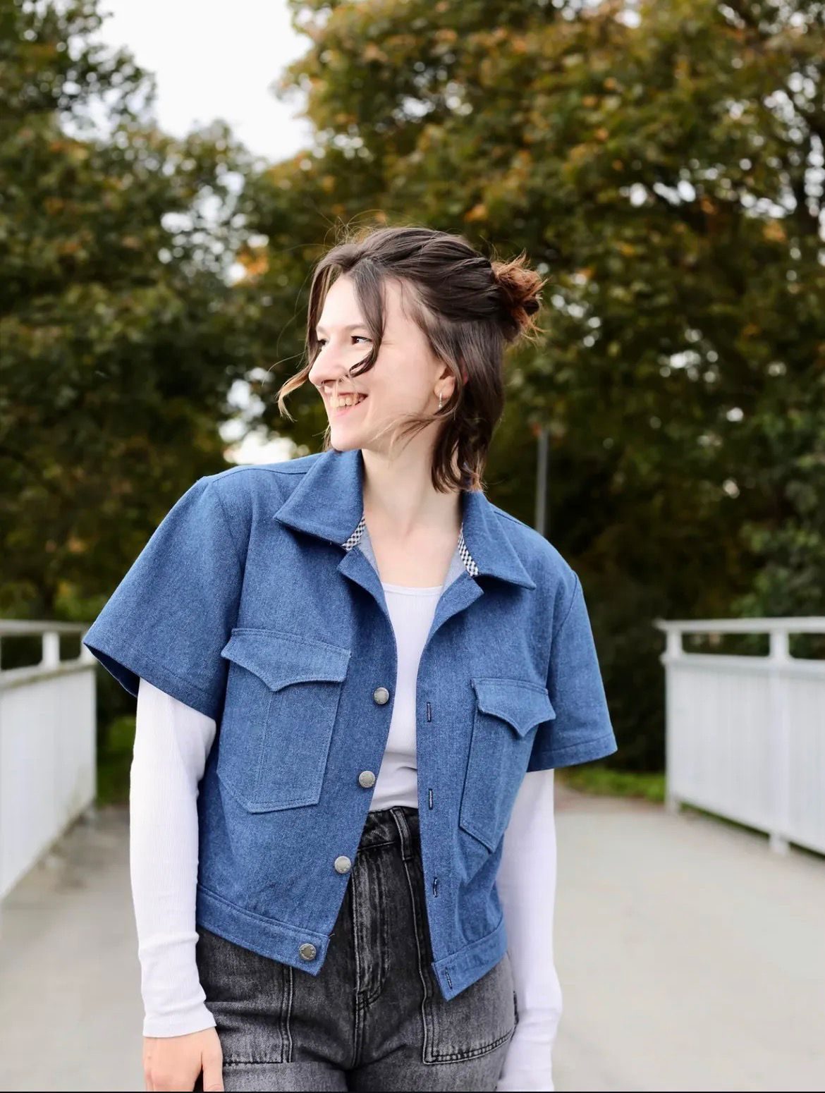 Marina in einer handgemachten kurzen Jeansjacke