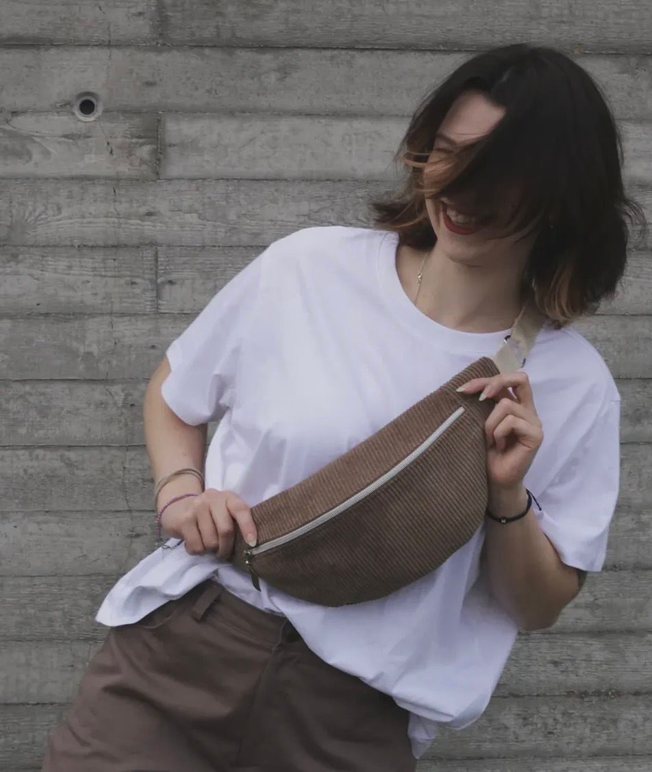 Umhängetasche aus hellbraunem Cord zu einem weißen Shirt