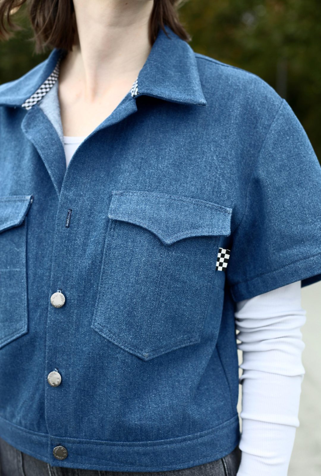 Nahaufnahme der Taschen und Knöpfe der Jeansjacke