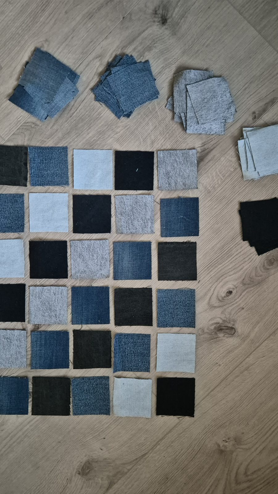 Jeans-Quadrate für ein Patchwork-Stück ausgelegt