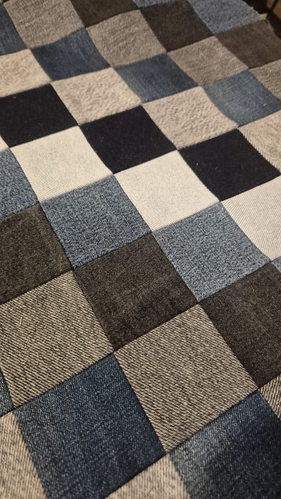 Schachbrett-Patchwork aus Jeans und Dunkelgrau