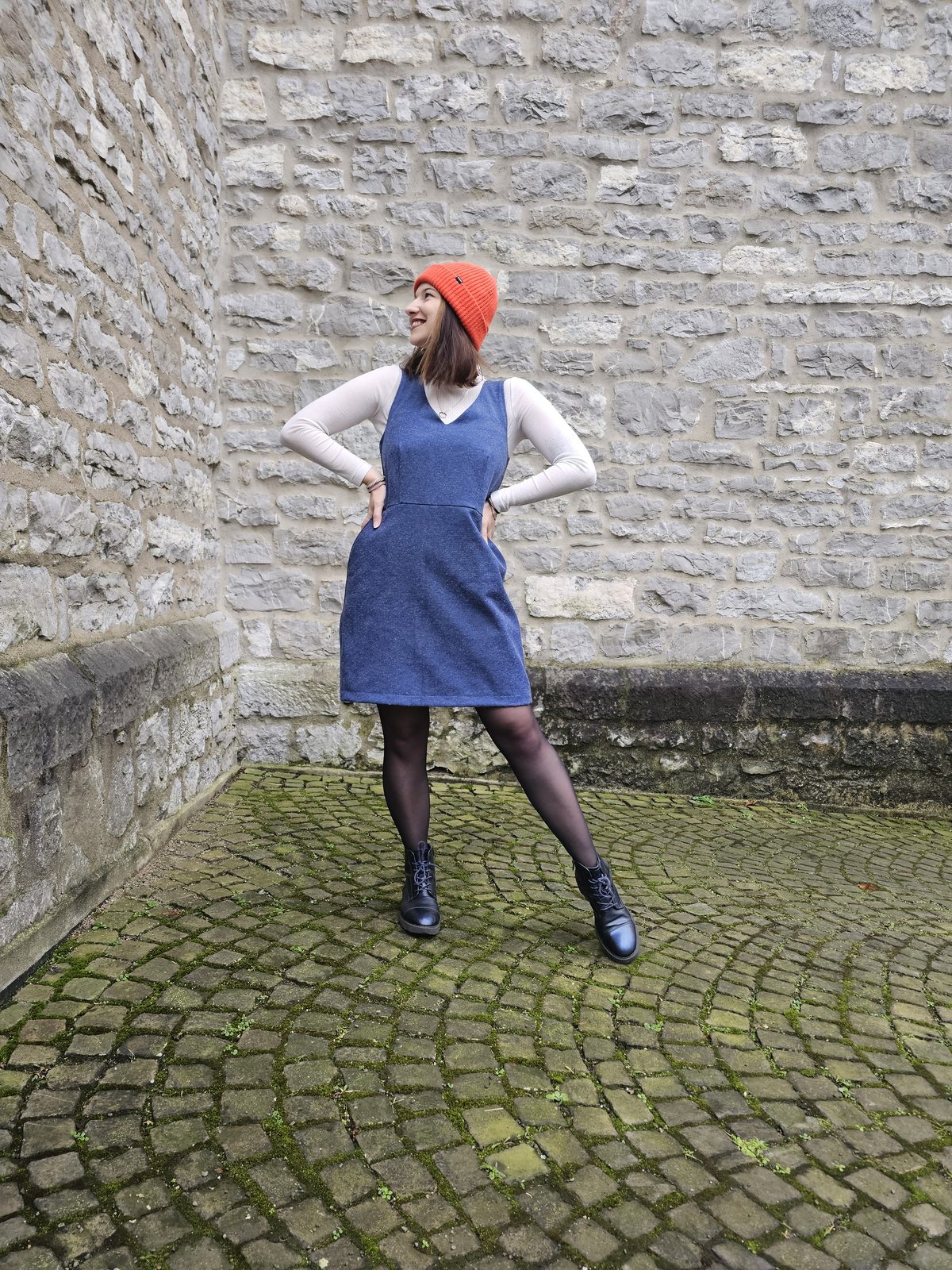 Blaues Trägerkleid mit roter Baskenmütze