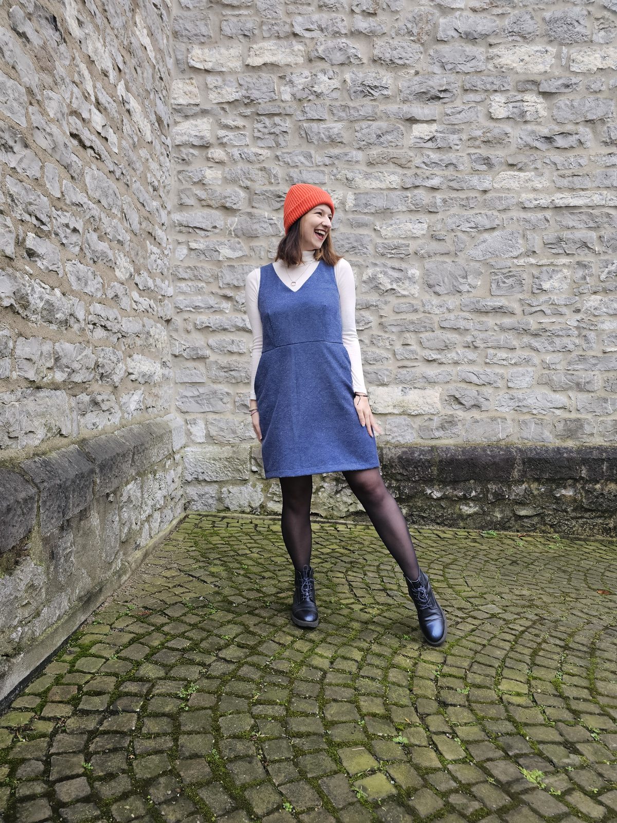 Blaues Trägerkleid auf Kopfsteinpflaster
