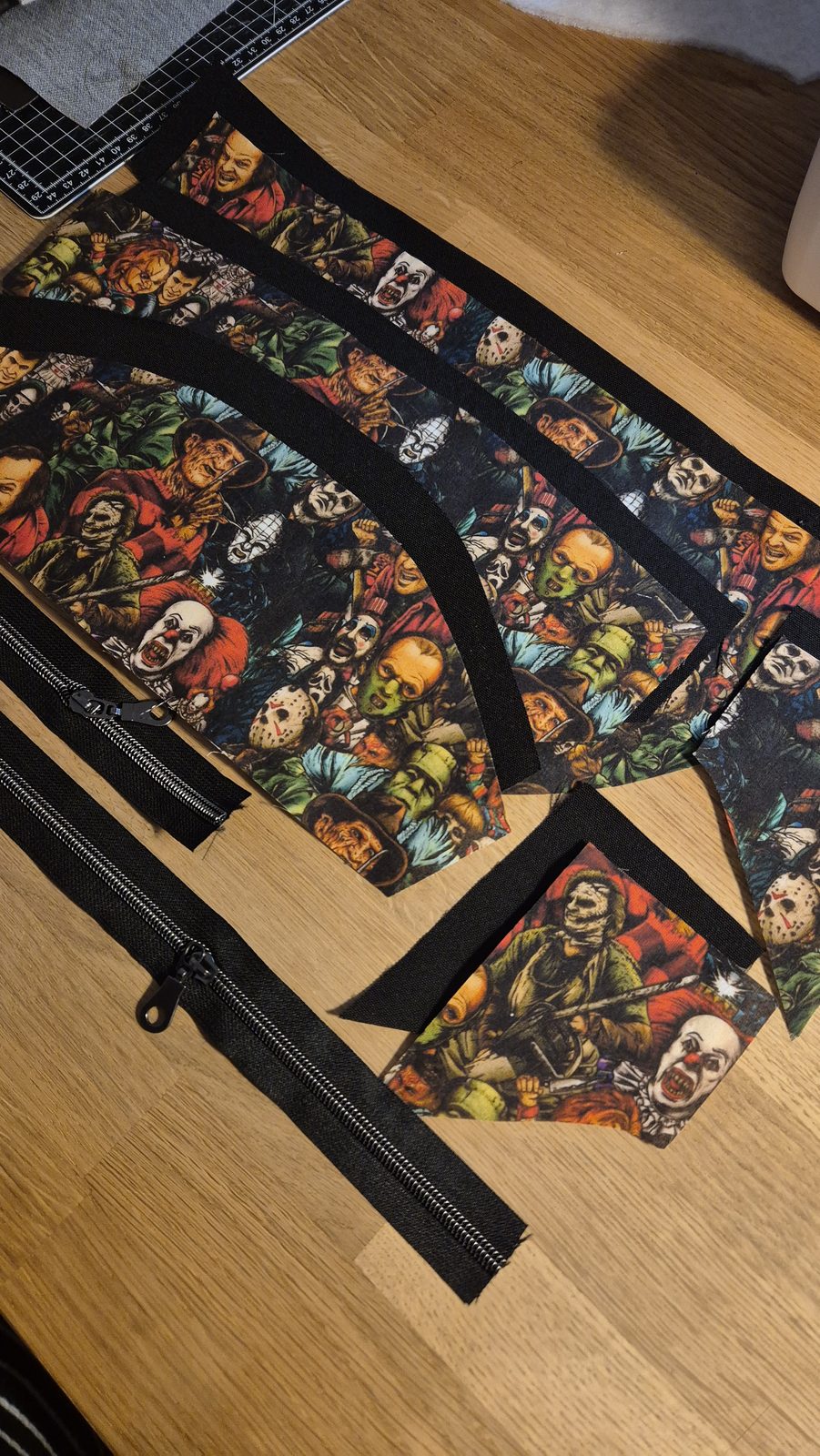Stoffteile mit Comic-Print und Reißverschlüsse, bereit zum Nähen