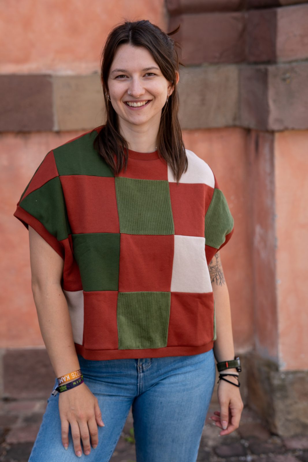 Kurzärmliger Boxy Sweater mit Quadraten in Rot, Grün und Creme