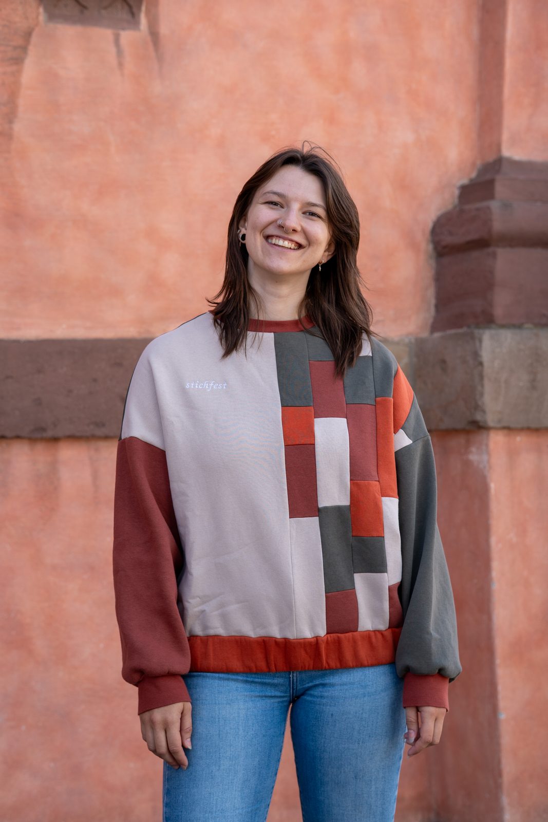Der Boxy Sweater im Patchwork aus Rost, Creme und Grau