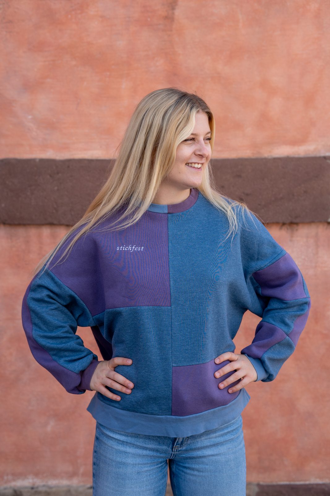 Der Boxy Sweater im Patchwork aus Blau und Violett