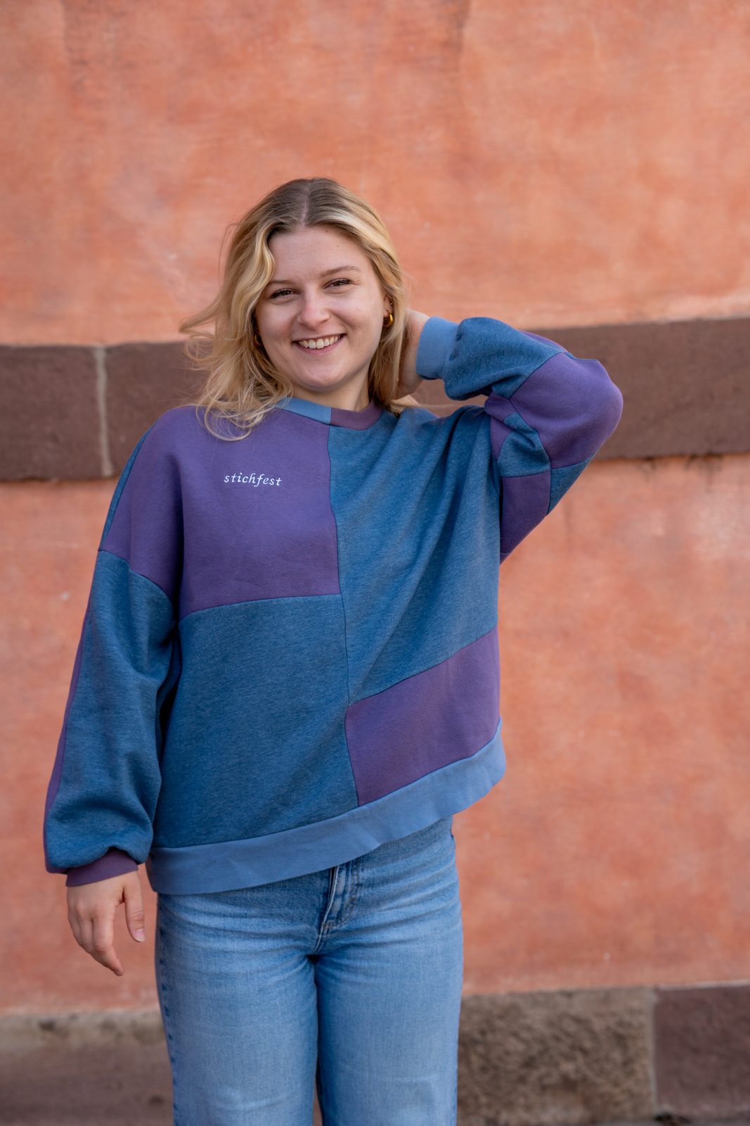 Der Boxy Sweater in Blau und Violett, von der Seite