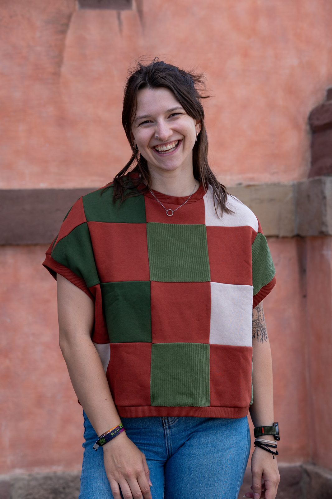 Kurzärmliger Boxy Sweater mit Quadraten in Rot, Grün und Creme