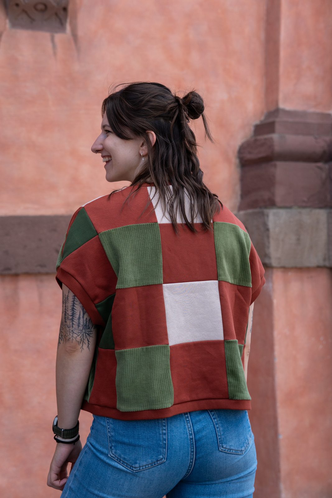 Die Rückseite des rot-grünen Boxy Sweaters mit den Patchwork-Quadraten