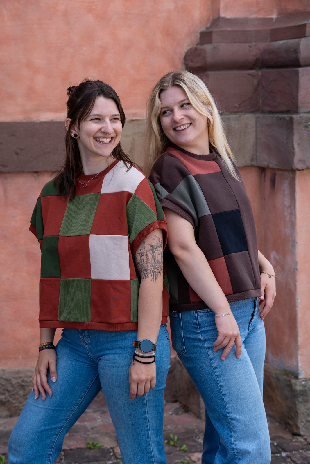 Zwei Boxy Sweater nebeneinander, Rot-Grün neben Braun-Schwarz