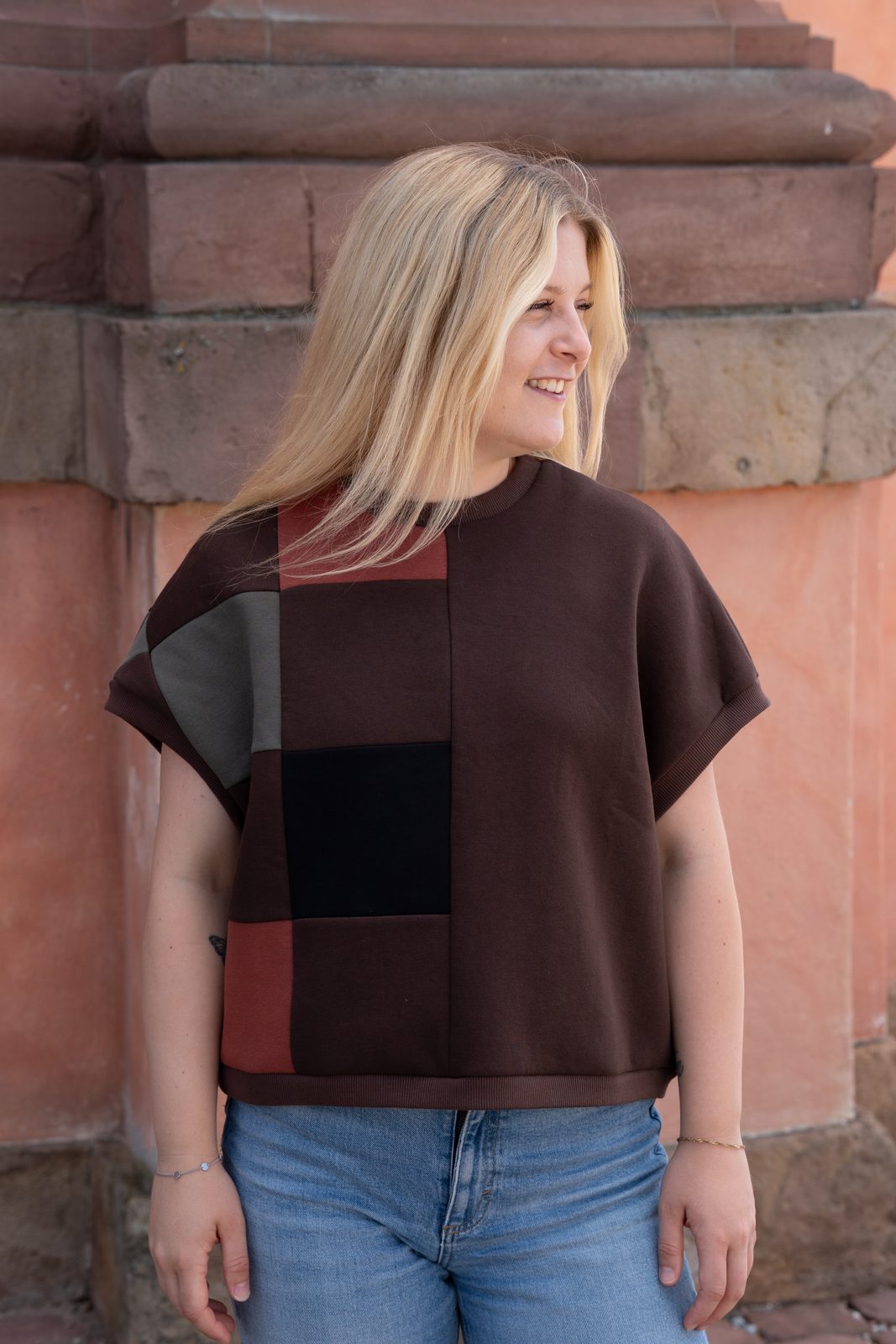 Kurzärmliger Boxy Sweater in Dunkelbraun und Oliv