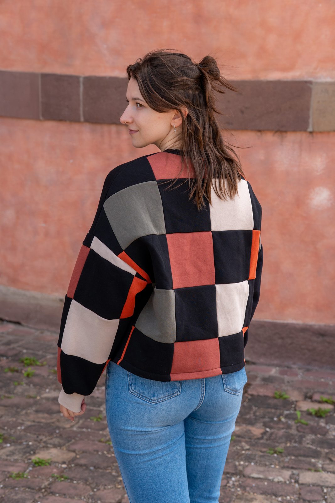 Die Rückseite des Boxy Sweaters in Schwarz, Creme und Rost