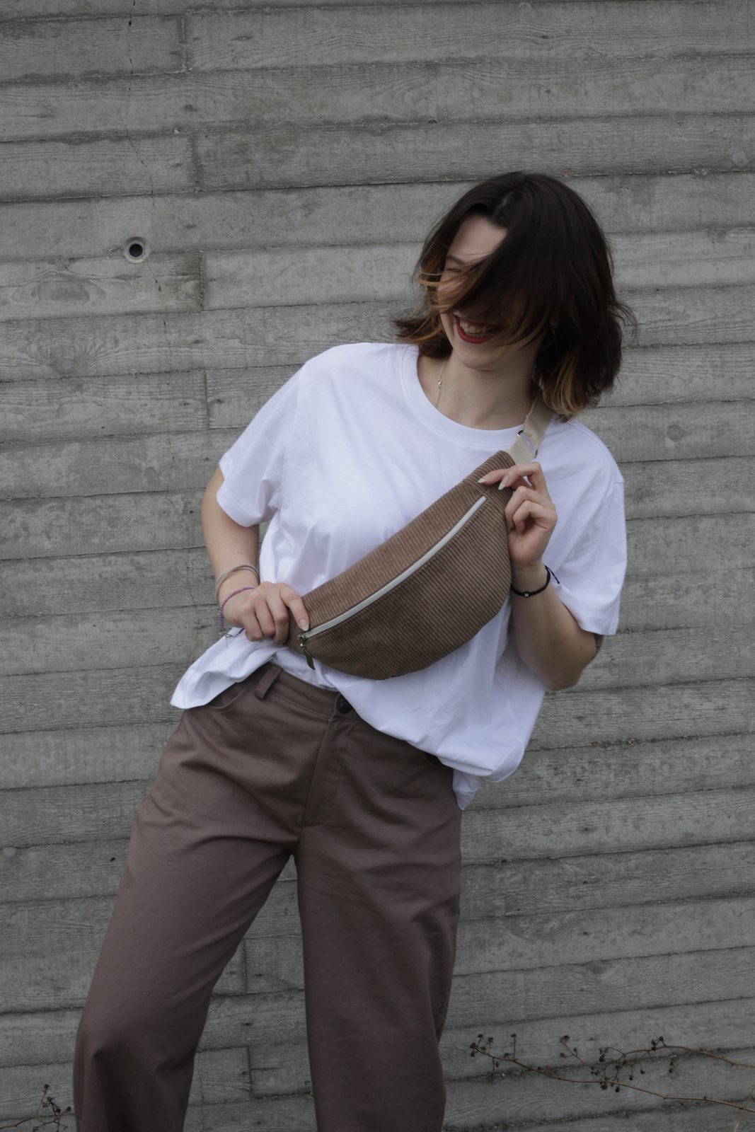 Koala aus taupefarbenem Cord über einem weißen T-Shirt