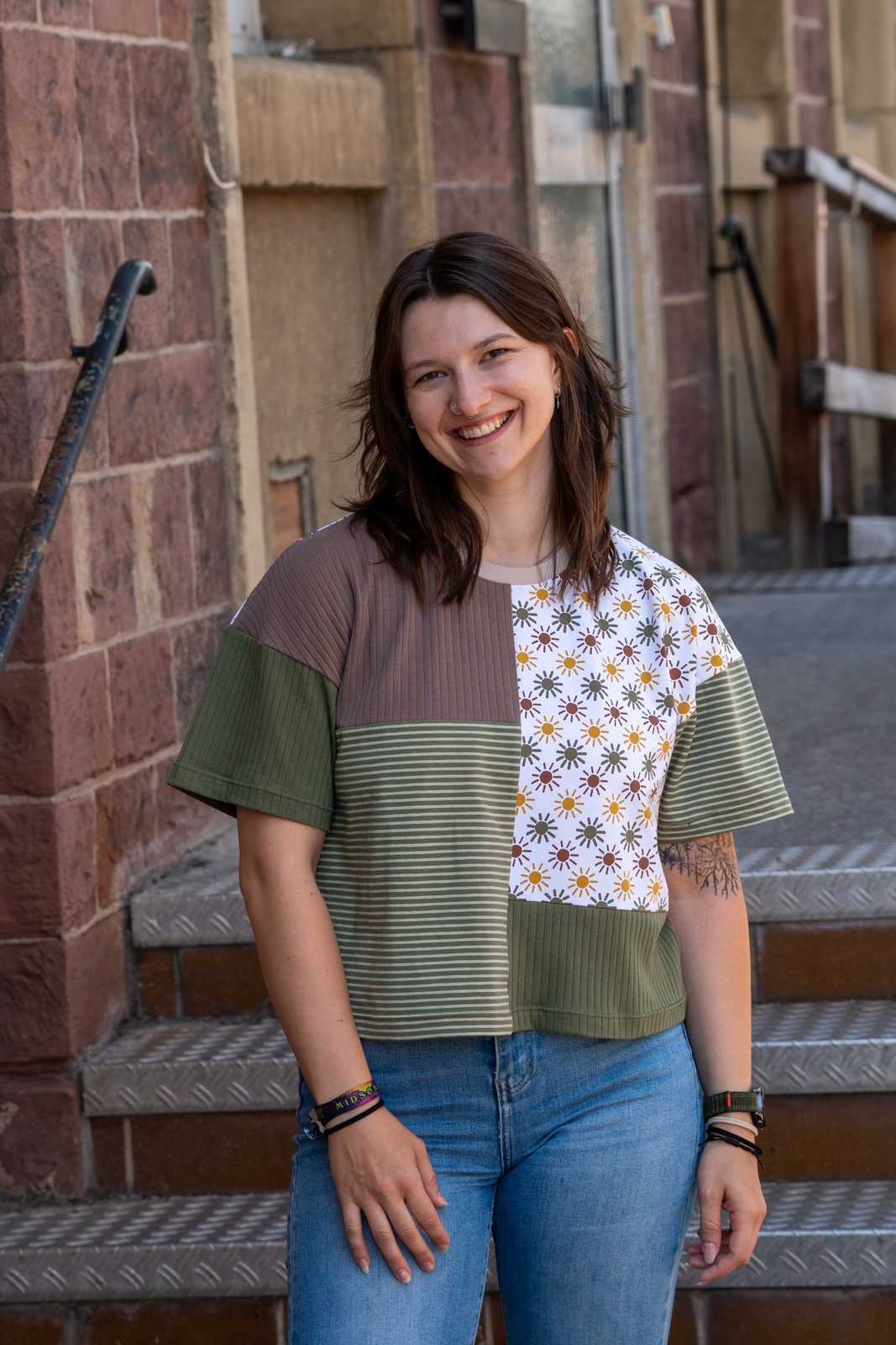 Rita Patchwork-Shirt in Oliv, Taupe und Gänseblümchen-Print