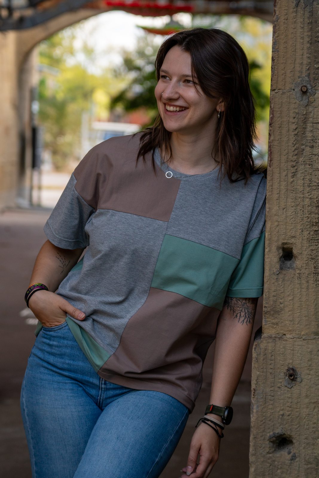 Rita im Patchwork aus Grau, Braun und Salbeigrün